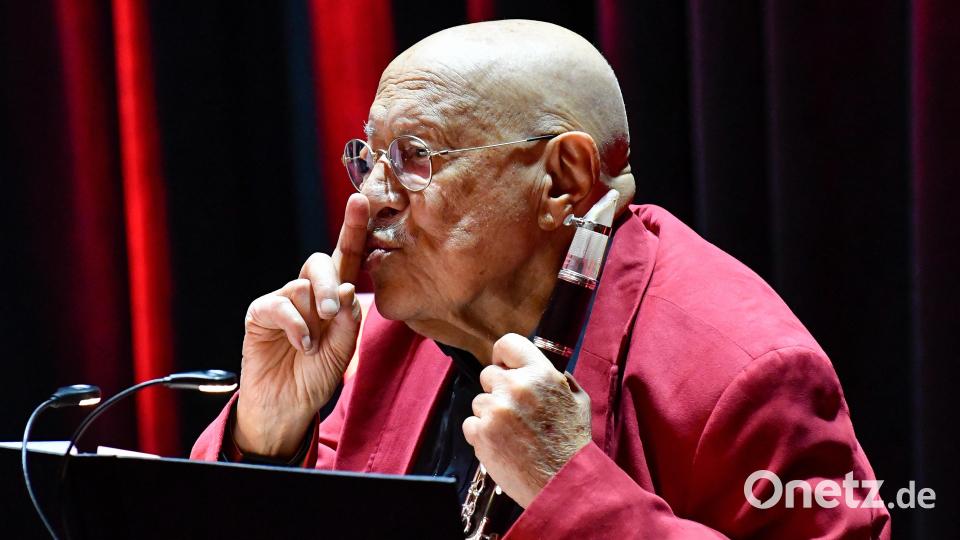 Klarinettist Giora Feidman begeistert mit seinem Programm &quot;Revolution of Love&quot; zusammen mit KlezStrings im ACC Amberg das Publikum. Bild: Petra Hartl