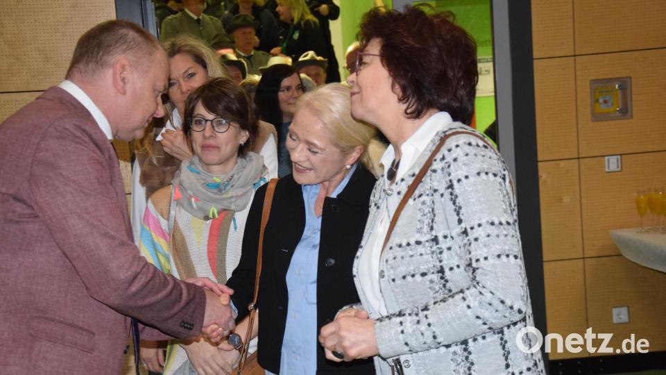 Lang ist die Schlange beim Neujahr-Anwünschen anlässlich des Neujahrsempfangs der Gemeinde Ebermannsdorf im Dom-Com. Auch den Damen des Kräutergarten-Teams schüttelt Bürgermeister Erich Meidinger die Hand. Bild: bö