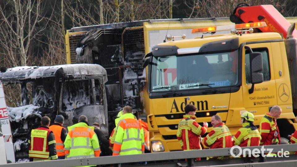 Ein Lkw brannte am Donnerstagmittag auf der A93 zwischen den Anschlussstellen Neustadt/WN und Windischeschenbach. Bild: prh