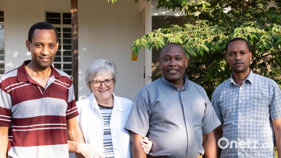 Dr. Annemarie Schraml zusammen mit Fadhili, Praygod und Elineema. Die drei Diakone stehen in enger Beziehung mit dem Feuerkinder-Projekt. Bild: Aktion Feuerkinder/exb