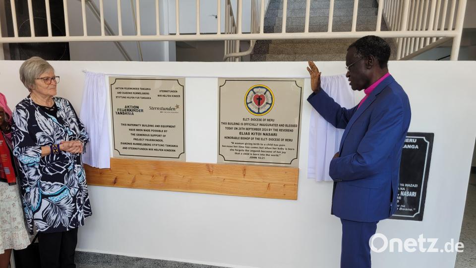 Bischof Elisas Kitoi Nasari und Dr. Annemarie Schraml bei der Andacht zum Spatenstrich für den Neubau einer Ambulanz und einer Notaufnahme des Nkoaranga-Hospitals in Arusha. Bild: Aktion Feuerkinder/exb
