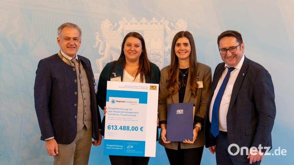 Landrat Roland Grillmeier, die Projektmanagerinnen Lisa Burger und Isabel Sommerer (Kreisentwicklung Landkreis Tirschenreuth) und Wirtschaftsstaatssekretär Tobias Gotthardt (von links) bei der Bescheidübergabe. Bild: Bayerisches Staatsministerium für Wirtschaft, Landesentwicklung und Energie/E. Neureuther/exb