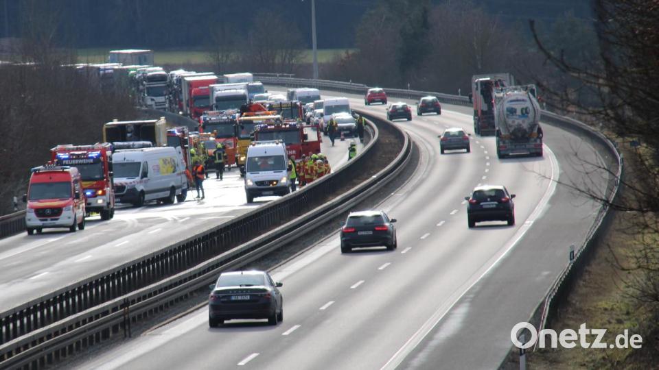 Nach einem Lkw-Brand auf der A93 zwischen den Anschlussstellen Neustadt/WN und Windischeschenbach ist die Fahrbahn in Richtung Hof gesperrt. Es bildete sich ein Kilometer langer Stau. Bild: prh
