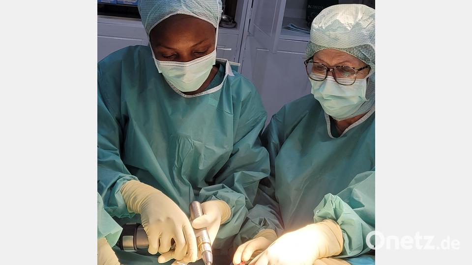 Dr. Annemarie Schraml (rechts) assistiert Dr. Godnester Mungure. Bild: Aktion Feuerkinder/exb