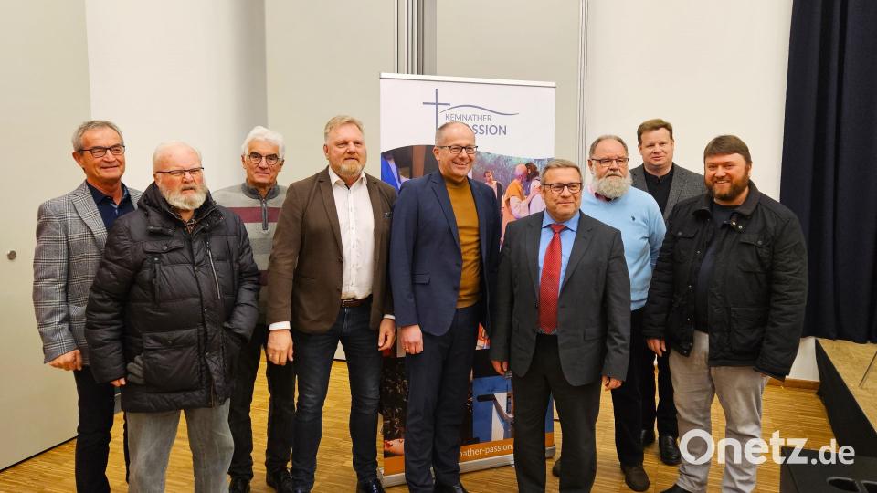 Prof. Dr. Klaus Wolf (Vierter von rechts) unter anderem mit Bürgermeister Roman Schäffler (Fünfter von links) und Pfarrer Thomas Kraus (Zweiter von rechts). Bild: Carolin Böckl/exb