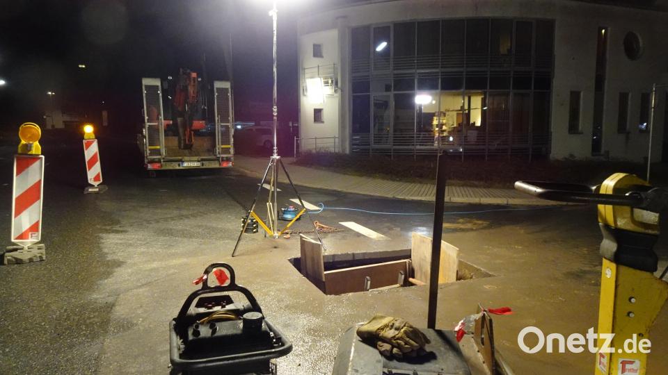 Wegen eines Wasserrohrbruchs war eine Zufahrt auf die B22 am Hammerweg ab dem frühen Freitagabend bis zum Ende der Reparatur gesperrt. Bild: ui