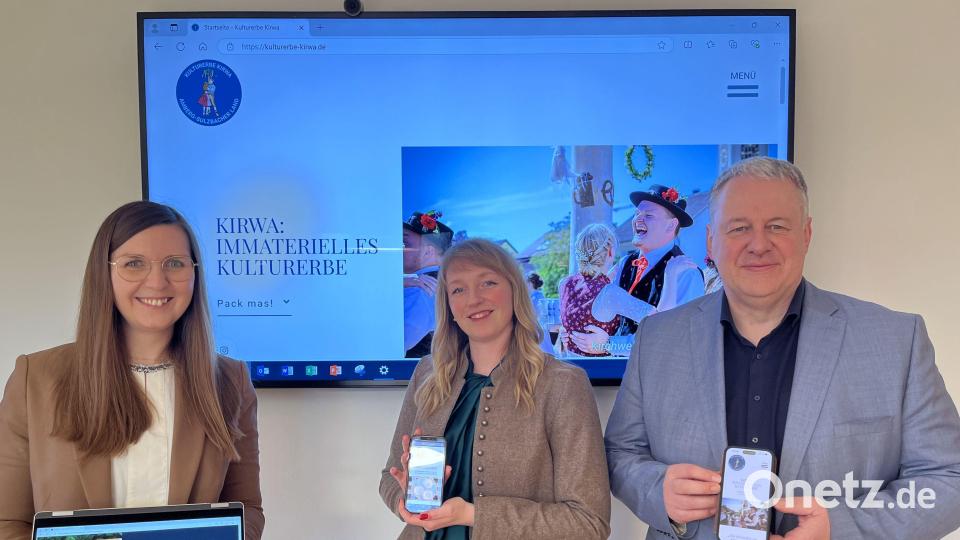 Die neue Kirwa-Homepage geht an den Start. Darüber freuen sich Landrat Richard Reisinger (rechts) sowie Regionalmanagerin Katharina Schenk und Touristikerin Regina Wolfohr (von links). Bild: Christine Hollederer