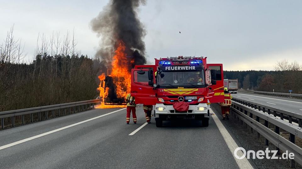 Beim Eintreffen der Rettungskräfte an der Unfallstelle auf der A93 brannte das Führerhaus des Lastwagens lichterloh. Bild: Verkehrspolizei Weiden, exb