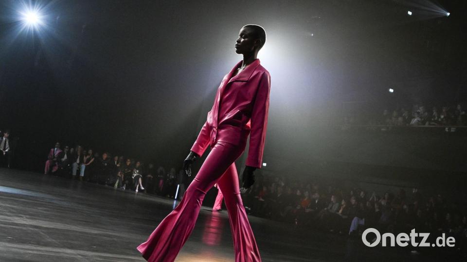 Designer Kilian Kerner setzt viel auf die Farbe Pink. Bild: Jens Kalaene/dpa