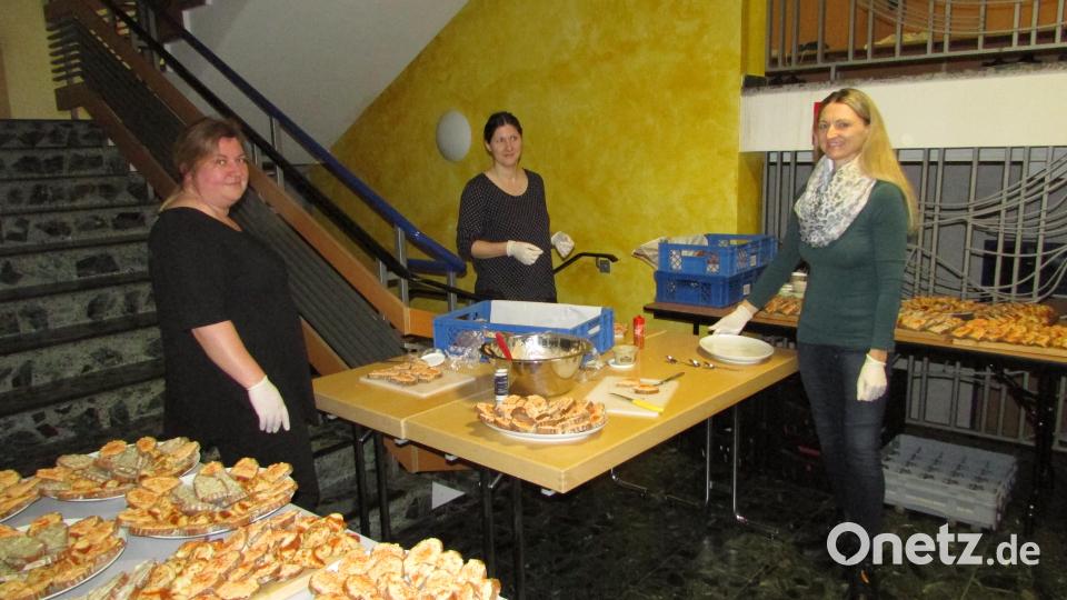 Anstelle des Sektempfanges gab es diesmal passend zur Volksmusik in der Pause pikante Brote, die die Damen des Elternbeirates geschmiert hatten. Bild: sei