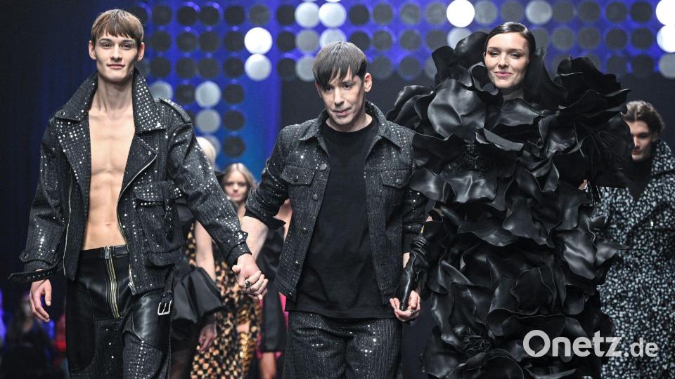 Designer Kilian Kerner zeigte sich mit seinen Models auf dem Laufsteg. Bild: Jens Kalaene/dpa