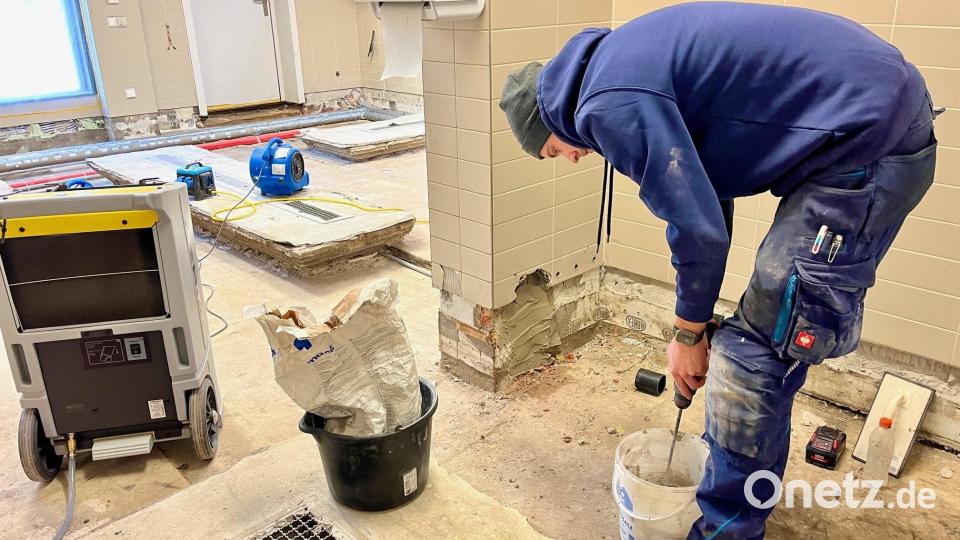 In der Küche des Museumscafés in Flossenbürg wird fleißig gearbeitet. Allerdings nicht wie sonst an leckeren Kuchen, sondern am Küchenboden. Bald dürfen die Angestellten aber wieder backen. Bild: Gabi Schönberger