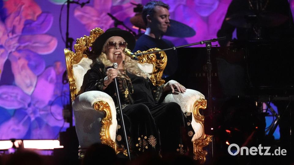 Mit 81 dabeI: Die kanadische Sängerin Joni Mitchell bei „FireAid“. Bild: Chris Pizzello/Invision/AP/dpa