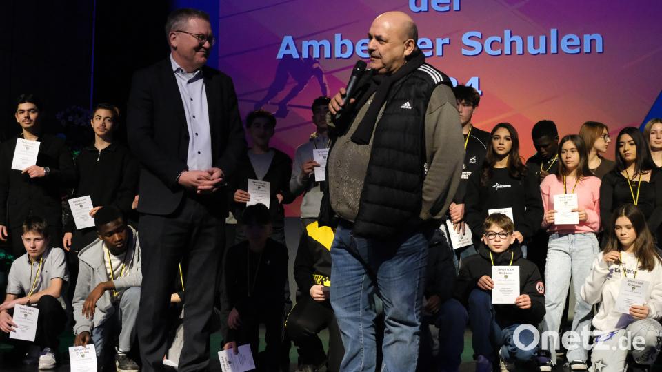 Thomas Gebele (rechts) ist das Gesicht des Amberger Schulsports. Es war seine letzte Teilnahme an einer Ehrung vor seinem Ruhestand. Links Oberbürgermeister Michael Cerny. Bild: gsp