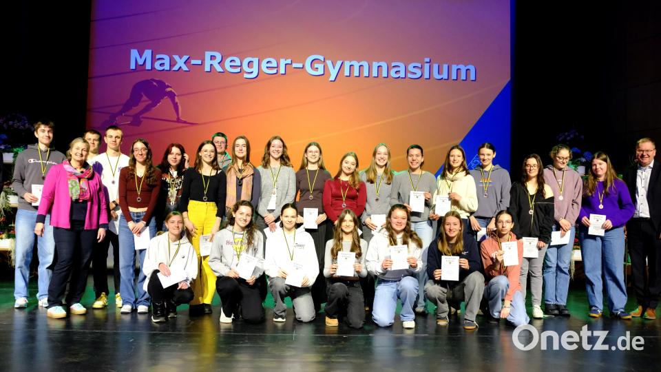 Die erfolgreichen Schülerinnen und Schüler des Max-Reger-Gymnasiums. Bild: gsp