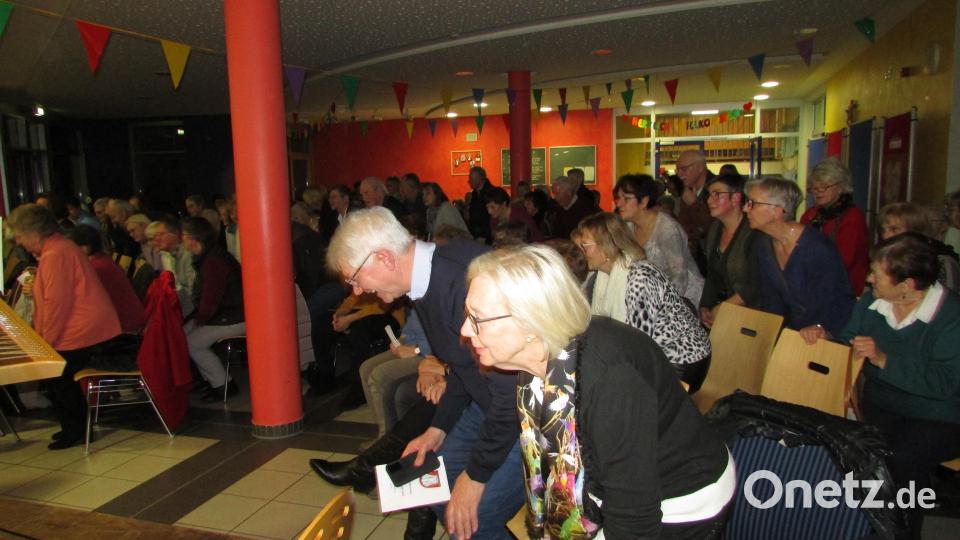Beim Lied: "Auf und Ab" kam das Publikum in Bewegung. Bild: sei