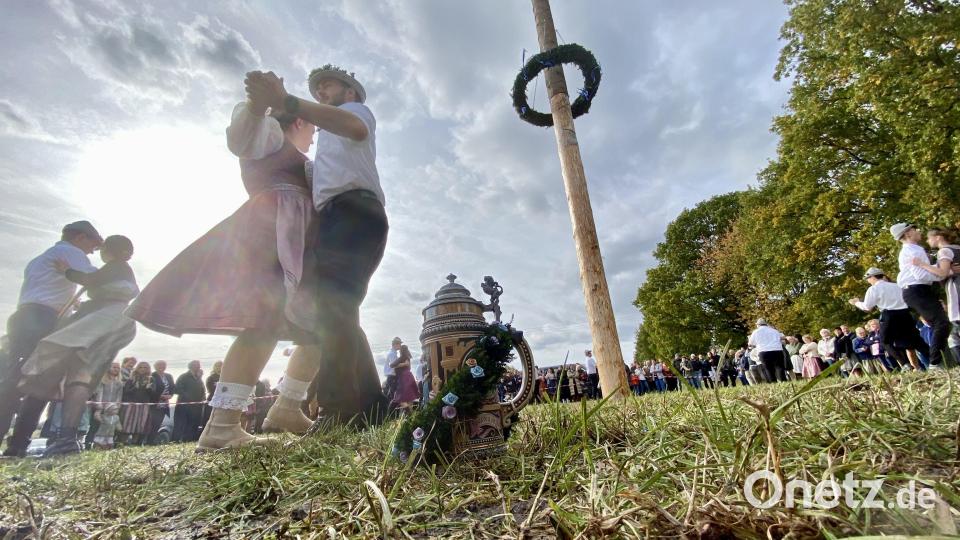Zum immateriellen Kulturerbe in Bayern gehören die Kirwan wie hier im Oberland in der Gemeinde Freudenberg, bei denen nach altem Brauch der Kirwabaum ausgetanzt wird. Symbolbild: Ina Piehler