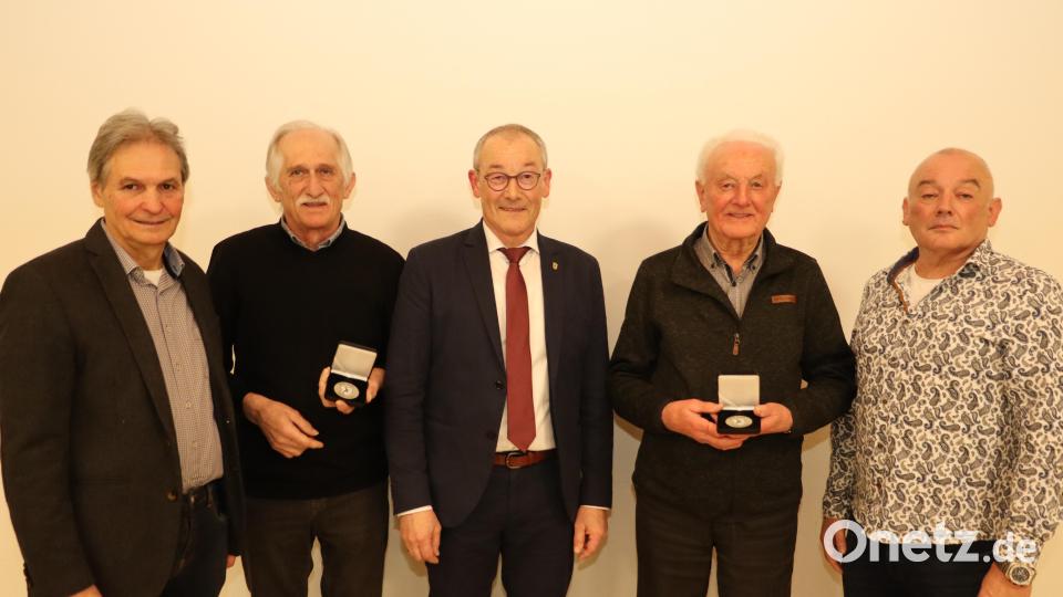 Mit der Bürgermedaille werden Engelbert Müllner (Zweiter von links) und Johann Haas (Zweiter von rechts) ausgezeichnet. Hubert Söllner als Dritter im Bunde ist krankheitsbedingt verhindert. Die Ehrungen nahmen die drei Riedener Bürgermeister Erwin Geitner (Mitte), Josef Weinfurtner (links) und Gerhard Schnabel (rechts) vor. Bild: mrr