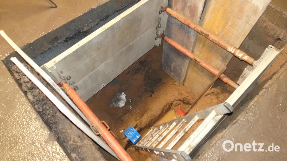 Mit zwei Schellen wurde das gebrochene Gussrohr unter der Kreuzung des Hammerwegs mit der Heinrich-von-Kleist-Straße wieder repariert. Bild: ui
