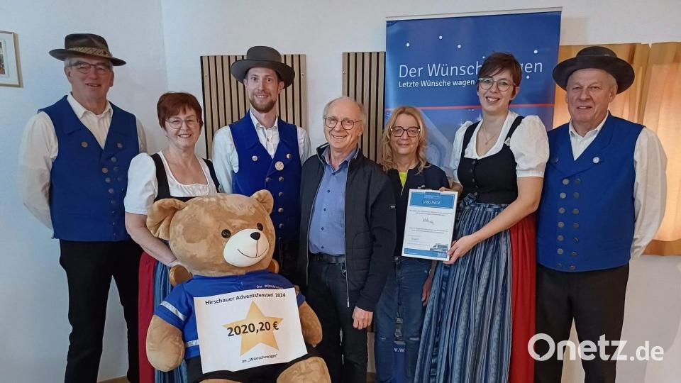 Der 22. Lebendige Adventskalender des Heimat- und Trachtenvereins und der Gewerbeverbands erbringt die Rekordspendensumme von 2020 Euro. Spendenempfänger ist das ASB-Projekt „Wünschewagen Franken/Oberpfalz“ (von links): Franz Dolles, Martina Dolles, Trachtler-Vorsitzender Michael Meier, Gewerbeverbandsvorsitzender Alfred Härtl, „Wünschewagen“-Koordinatorin Simone Kreppner, Jugendleiterin Eva Pfab und Alfred Naber. Bild: u