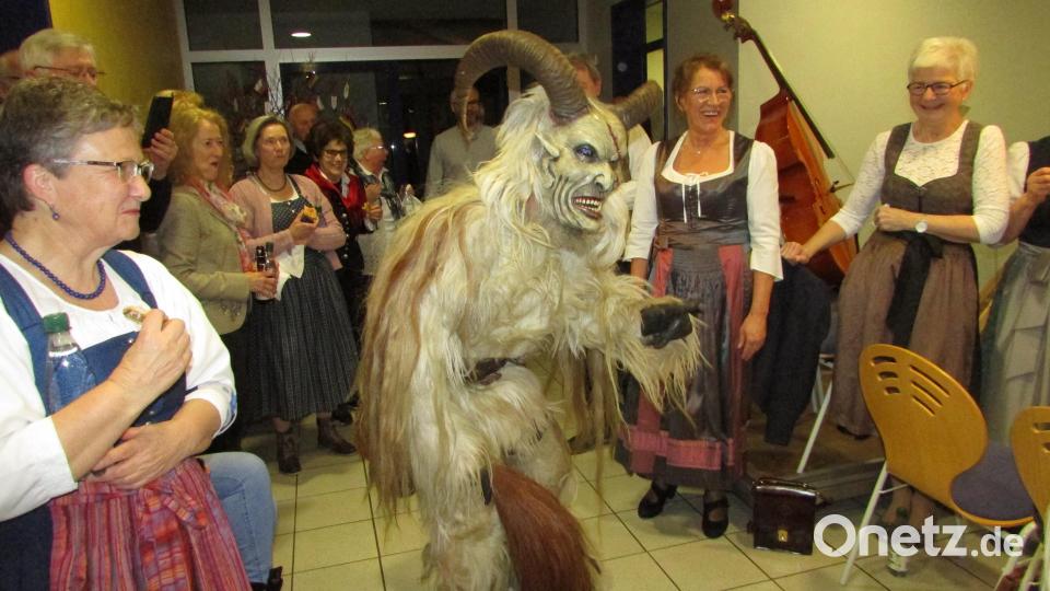 Nach dem Perchtentanz überraschten in der Pause die Flossboch-Deifl`n das Publikum. Bild: sei