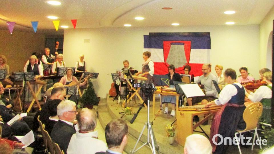 Die OWV Hackbrettgruppe (links und mitte) die Gruppe Krreizderrquer (vorne rechts) und die Zithergruppe (rechts hinten) bescherten den Konzertgästen am Sonntag unter Leitung von Conny Gurdan (Mitte stehend) einen wunderbaren Abend mit Saitenmusik in verschiedenen Besetzungen, verstärkt von Hermann Lang am Akkordeon Bild: sei
