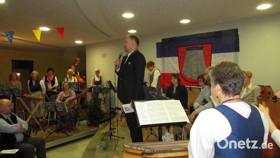 Bürgermeister Richard Kammerer bedankte sich bei Organisatorin Ulrike Schiller und Conny Gurdan, dem Elternbeirat für Bewirtung, Rektorin Anja Kraus, sowie drittem Bürgermeister Johann Gurdan der beim Aufbau kräftig mit angepackt hatte. Bild: sei