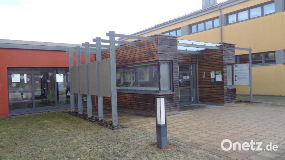 Das Dokumentationszentrum Hinterglas im Eingangsbereich der Grundschule soll durch eine eventuelle Förderung durch das Regionalbudget bei der ILE Brückenland Bayern-Böhmen aufgewertet werden. Bild: amö
