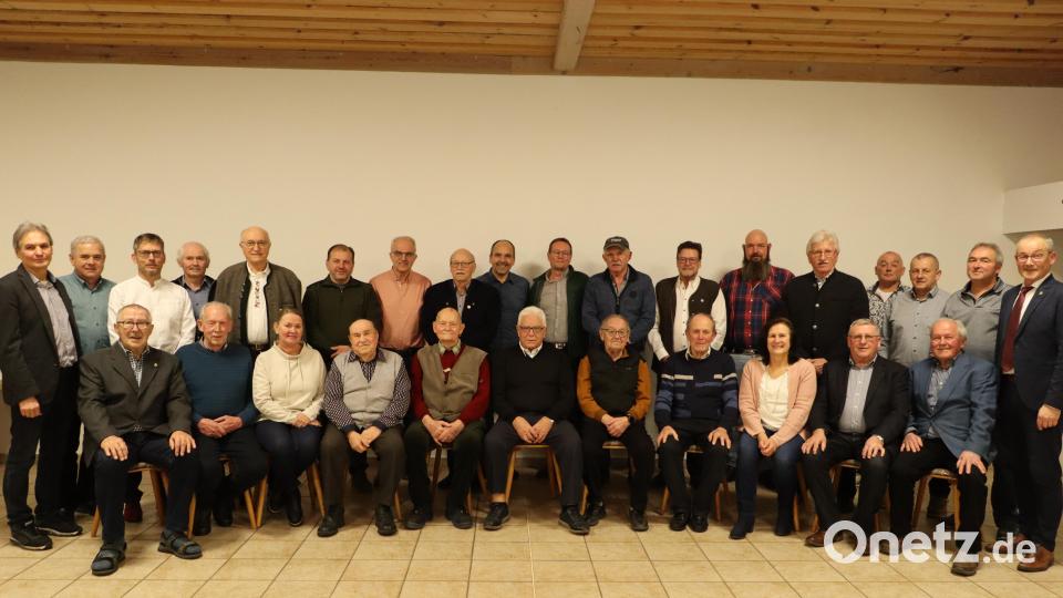 Insgesamt 31 Bürgern verleiht die Marktgemeinde Rieden die Ehrennadel. Die Auszeichnung nehmen die drei Riedener Bürgermeister Erwin Geitner (rechts), Josef Weinfurtner (links) und Gerhard Schnabel (hintere Reihe, Vierter von rechts) vor. Bild: mrr