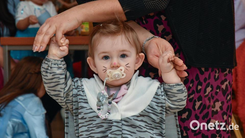 Der Schnuller passt ja perfekt zum Kostüm. Bild: Petra Hartl