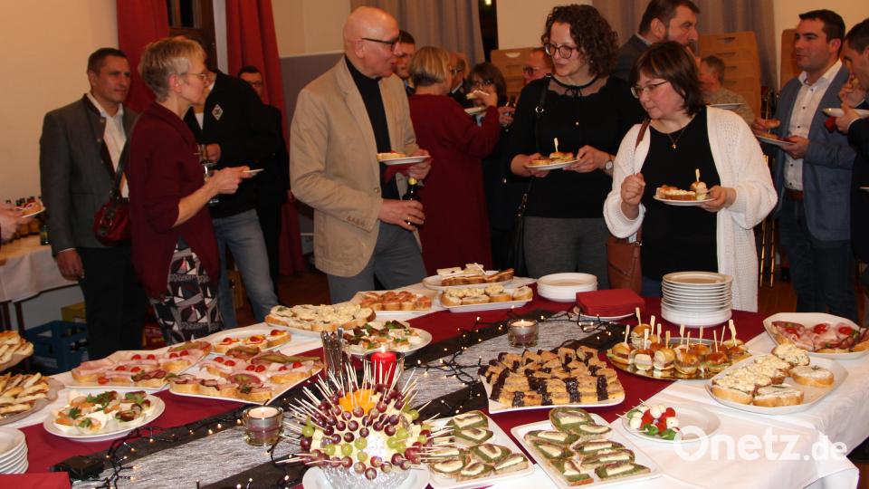 Der Neujahrsempfang bietet die Plattform, bei guter Verpflegung durch „Hilfe für Anja“ Gedanken und Ideen auszutauschen. Bild: lep