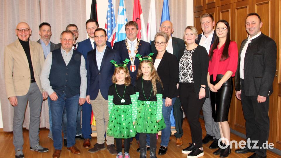 Marktgemeinderat und Bürgermeister wollen eine lebendige Gemeinschaft, in der es sich hervorragend leben lässt. Im Vordergrund die beiden Glückskinder Valentina Kirsch (links) und Romy Helldörfer (rechts). Bild: lep