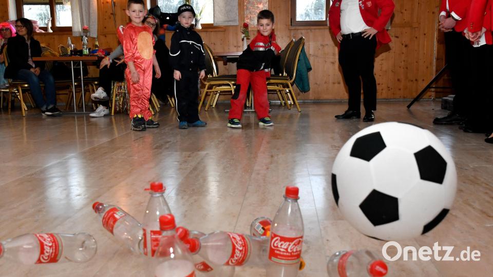 Fußballkegeln einmal anders. Wer braucht da eine Torwand? Bild: Petra Hartl