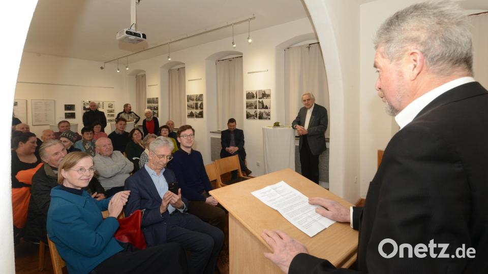Altbürgermeister Johann Walbrunn eröffnet mit der Vernissage die Ausstellung über Kurt Benning. Bild: bey