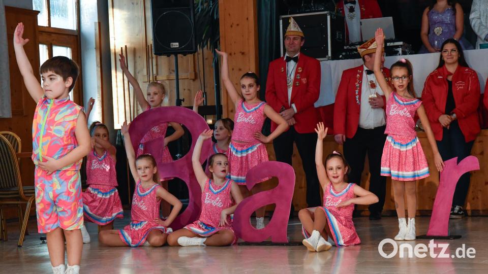 Die Kindergarde beim Showtanz Barbie und Ken. Bild: Petra Hartl