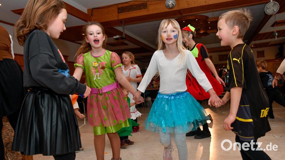 Tanzen erlaubt war die Devise beim Kinderfasching der FG Knappnesia Sulzbach-Rosenberg im Wagner-Saal Großenfalz. Bild: Petra Hartl