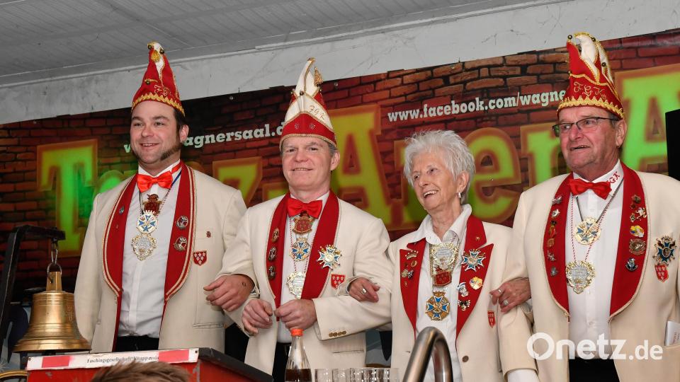 Die "Führungskräfte" der FG Knappnesia Sulzbach-Rosenberg mit allen voran Präsident Christian Kellner (2. von links) wiegten sich zur Musik, für DJane Hot bestens sorgte. Bild: Petra Hartl