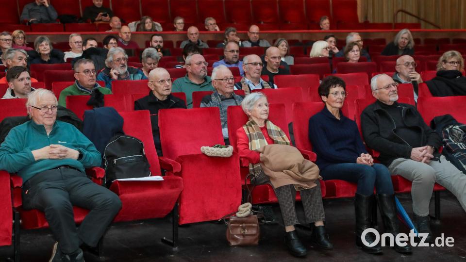 Ins Ringtheater hatte die IG Menschengerechte Stadt zum Vortrag &quot;Altstadtentwicklung mit der Spitzhacke&quot; eingeladen. Bild: Wolfgang Steinbacher
