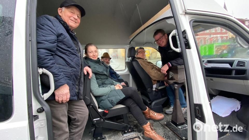 Andreas Wirnshofer (links) verabschiedet sich als Bürgerbusfahrer, Dieter Ostermair (rechts) kommt neu hinzu. Am Mittwoch bringt Fahrer Rainer Bauer einen Fahrgast zur Norma. Bild: cv