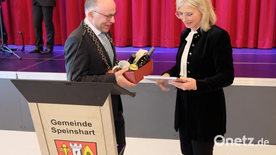 Ein Verpflegungs-Packerl mit Stoapfälzer Schmankerln und den Kloster-Jubiläumsband überreicht Bürgermeister Albert Nickl Staatsministerin Ulrike Scharf. Bild: do