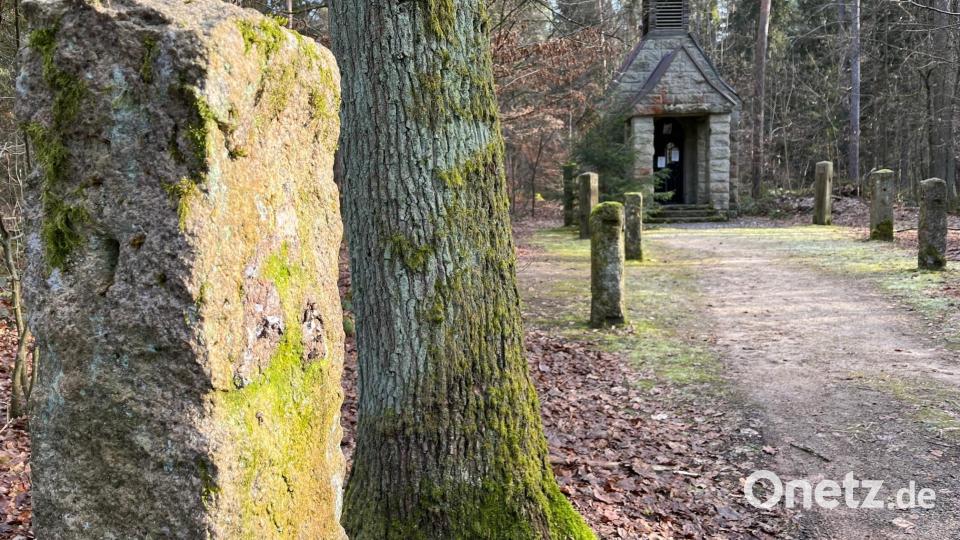 An sechs Säulen des Kreuzwegs zur Kapelle zur Heiligen Staude haben Unbekannte die Bronzereliefs entwendet. Nun ermittelt die Polizei. Bild: Gabi Schönberger
