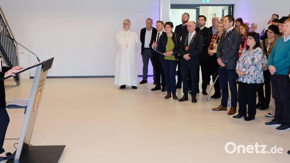 Bundes-, Landes- und Kommunalpoltiker, Wissenschaftler, Vereinsvertreter und &quot;viel Volk&quot; geben sich beim traditionellen Lichtmess-Empfang des Klosters und der Gemeinde Speinshart mit Sozialministerin Ulrike Scharf als Gastrednerin ein Stelldichein. Bild: do