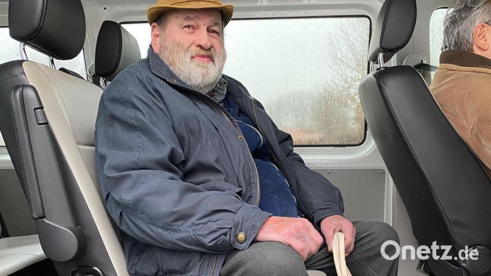 Josef Sperl ist erleichtert, dass er seine Taschen nicht zu Fuß schleppen muss. Bild: cv