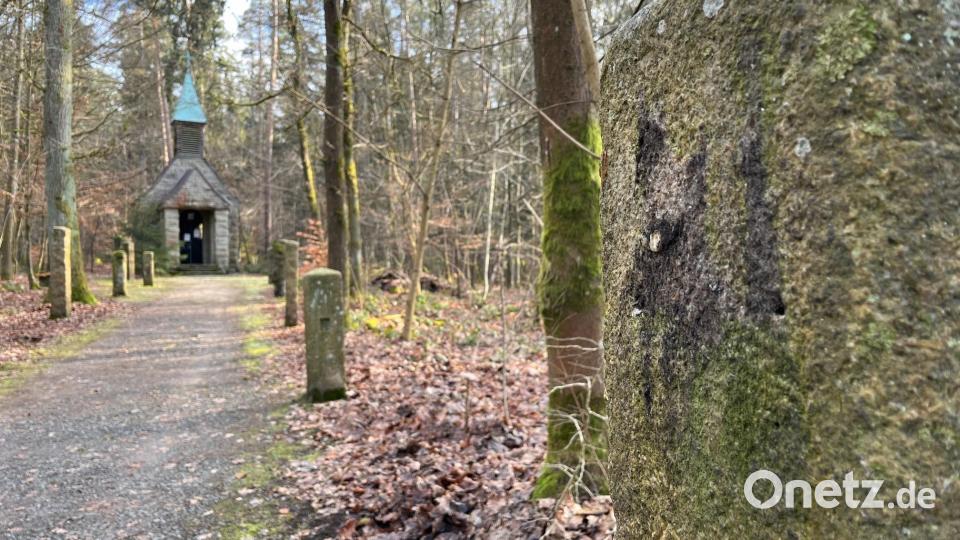 An den Granitsäulen zu beiden Seiten des Kreuzwegs zur Kalle zur Heiligen Staude fehlen insgesamt sechs Bronzereliefs. Bild: Gabi Schönberger