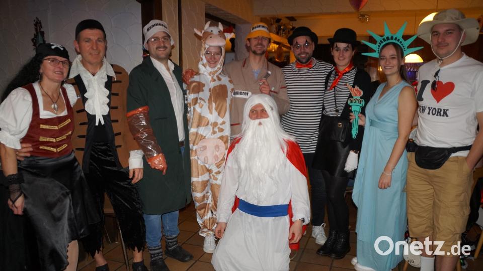 Tolle Masken und Kostüme sind beim Sportlerball zu sehen. In der Mitte Zauberer &quot;Miraculix&quot;, ebenfalls im Bild die &quot;Bsamerer&quot; (Dritter und Fünfter von links). Bild: wel