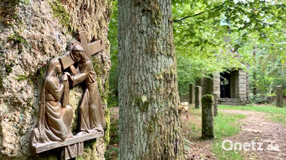 Die Szene, in der Veronika Jesus das Schweißtuch reicht, ist eines der sechs Reliefs am Kreuzweg zur Kapelle zur Heiligen Staude, die von Unbekannten gestohlen wurden. Archivbild: Gabi Schönberger