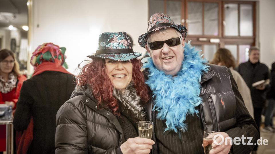 Ob in bunten Kostümen oder Alltagskleidung: Mitfeiern und Spaß haben gilt für das Filmevent der Soroptimistinnen, bei dem diesmal das Musical &quot;Hair&quot; im Mittelpunkt steht. Bild: Marcus Rebmann