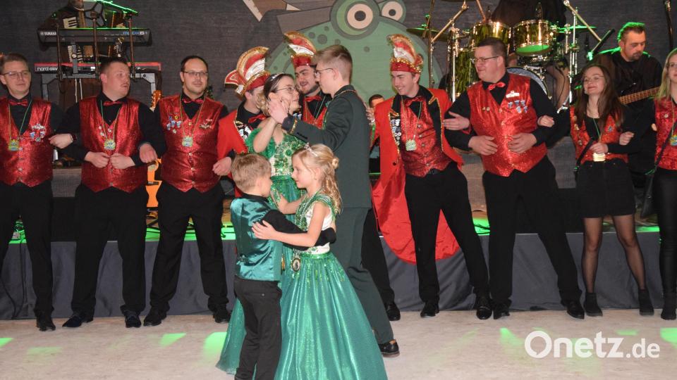 Mit einem Ehrenwalzer eröffnen die beiden Prinzenpaare Aaliyah I. und Bastian I. sowie Amelie I. und Christian I. die lange Faschingssaison. Bild: bö