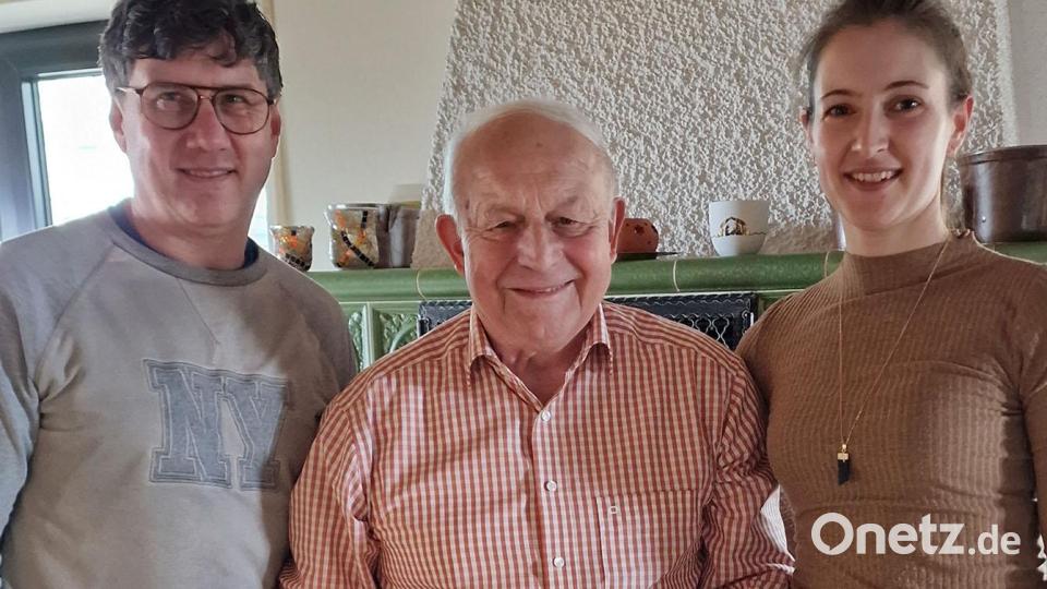 Zum Abschied überreichen VG-Vorsitzender Gerald Reiter und Magdalena Bittner Andreas Wirnshofer eine kleine Aufmerksamkeit. Bild: wirnshofer