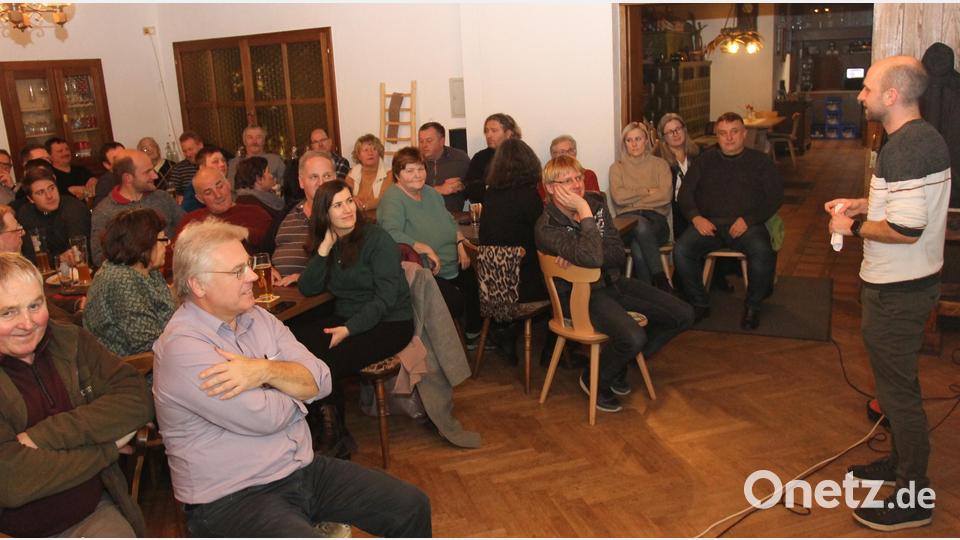 Bauoberrat Felix Steghöfer (rechts) hat bei der Vorstellung der Sanierung der Ortsdurchfahrt Pfrentsch aufmerksame Zuhörer. Bild: pi